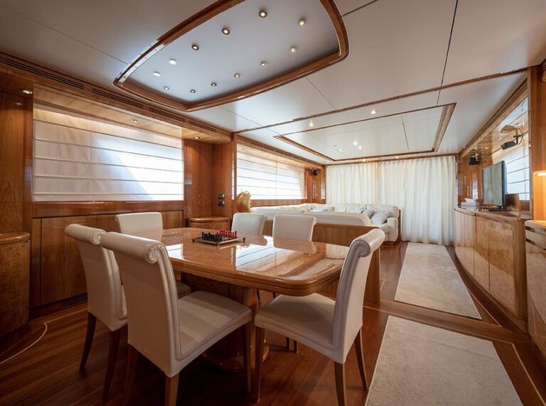 Main salon dining - view aft