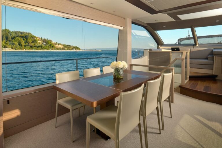 Main salon dining with fabulous outlook