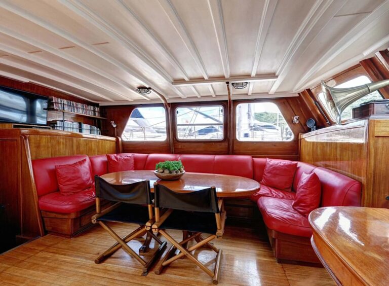 Spacious banquette seating
