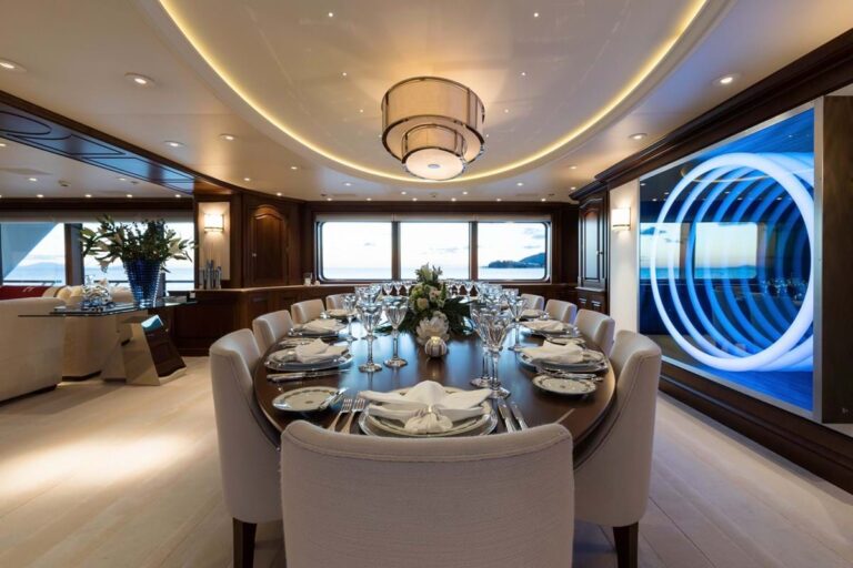 Main deck dining