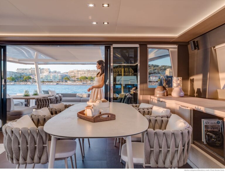 Main salon dining view aft