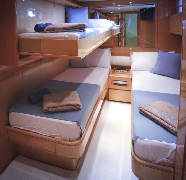 Twin cabin with pullman bunk