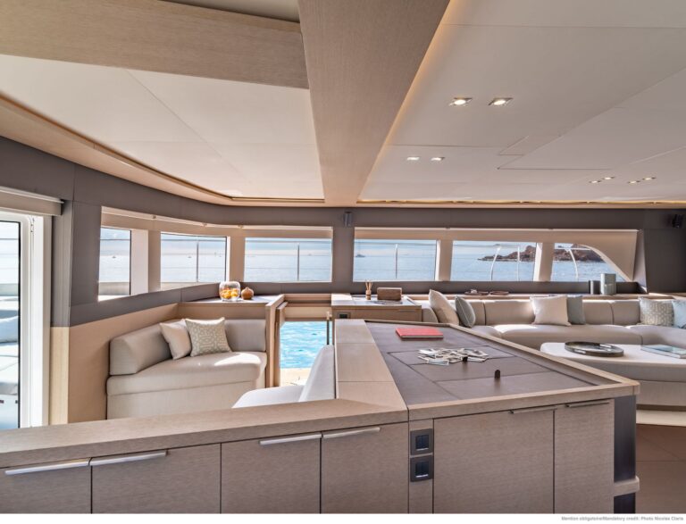 Main salon forward snug