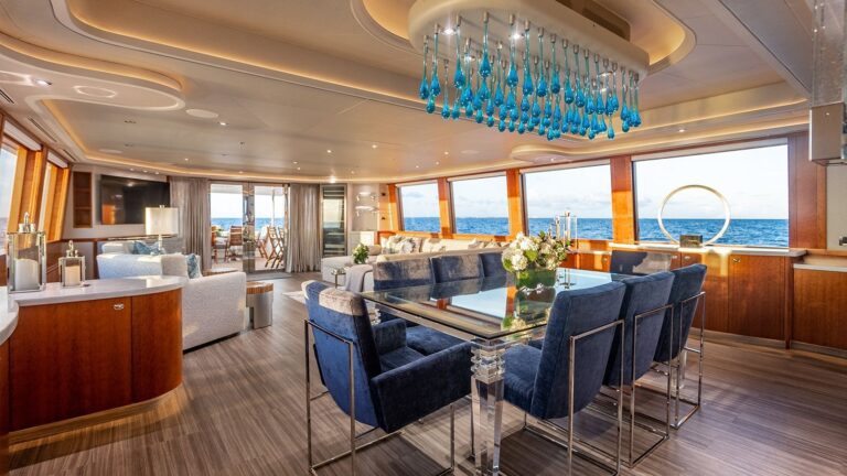 Main salon dining view aft