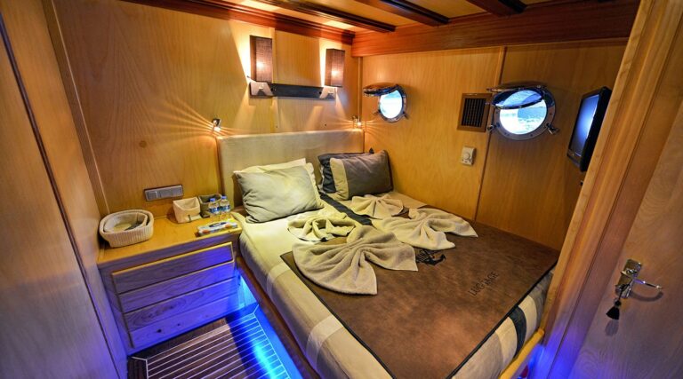 Choice of double cabins
