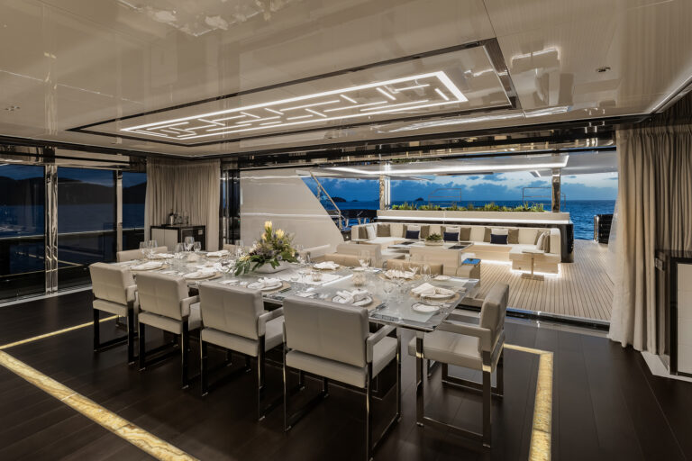 Main salon dining view aft
