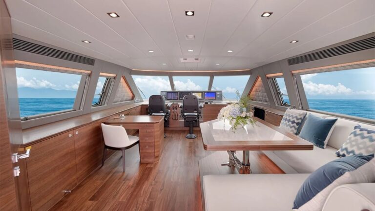 Skylounge and helm station