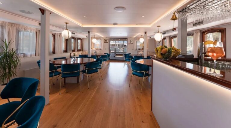 Dining Salon And Bar