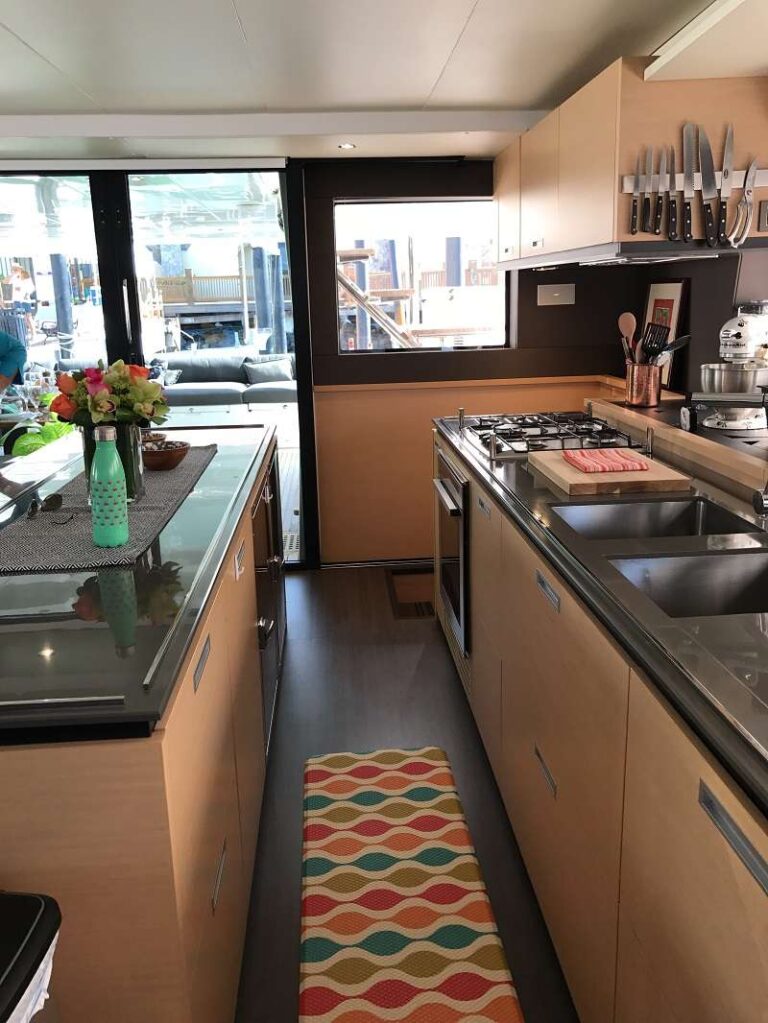Motor Catamaran ULTRA 64 Galley