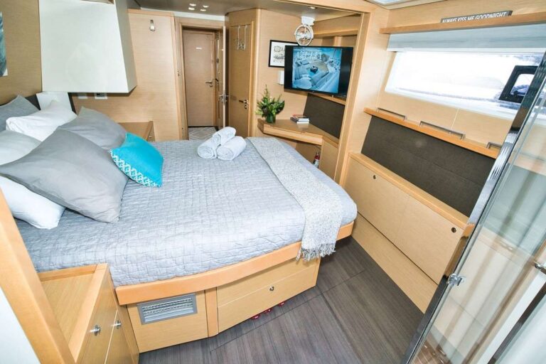 Sailing Catamaran AZULIA II Cabin