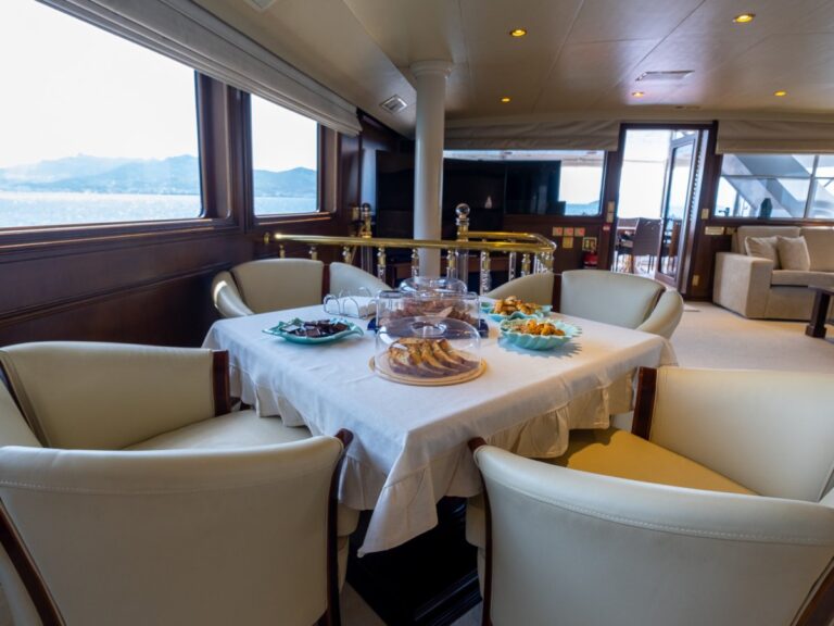 Main Salon Breakfast Or Games Table