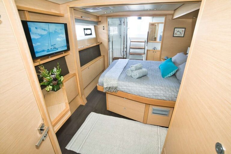Sailing Catamaran AZULIA II Cabin