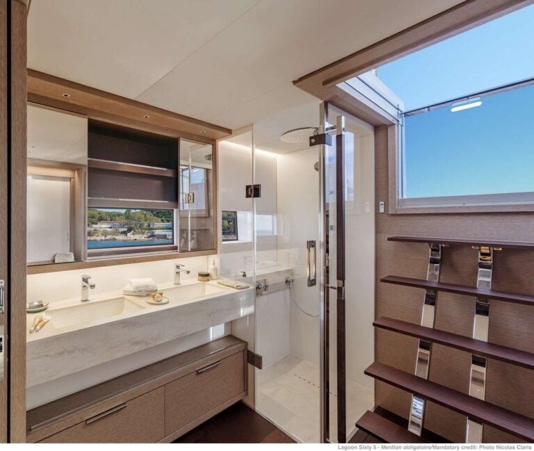 Sailing Catamaran AURA Master En Suite
