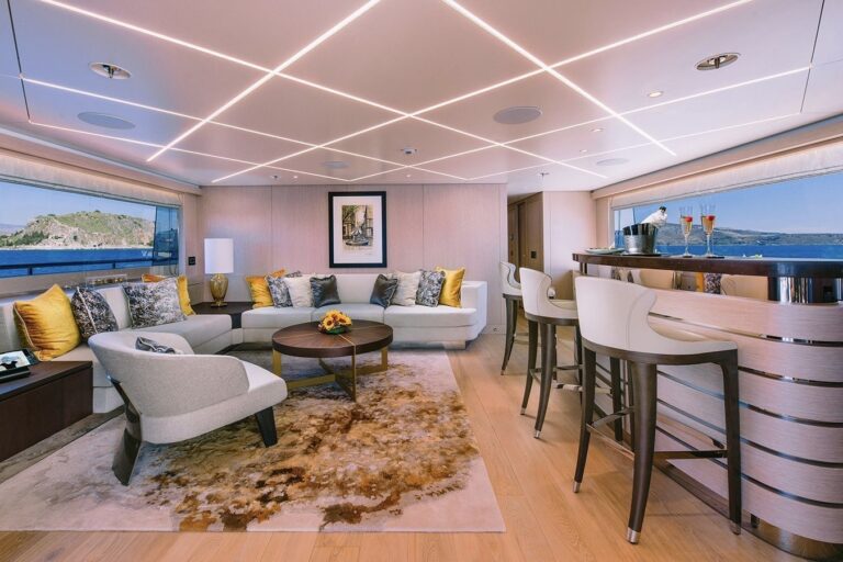 Upper Deck Salon And Bar