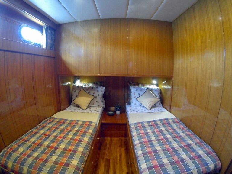 Motor Yacht MCGREGOR III  Convertible Cabin 1