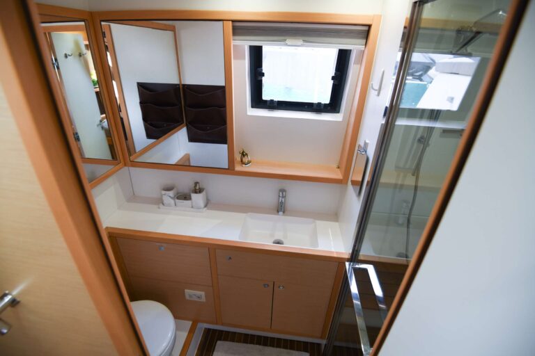 Sailing Catamaran AZULIA II En Suite