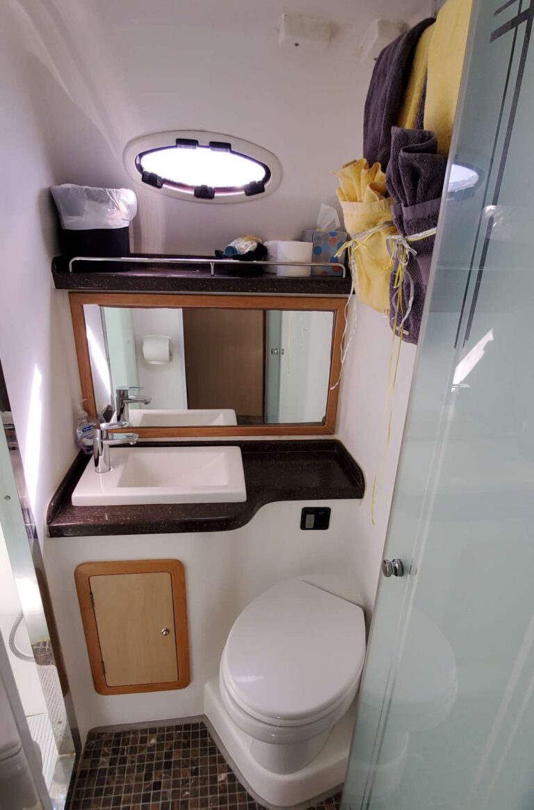 Sailing Catamaran MANNA En Suite