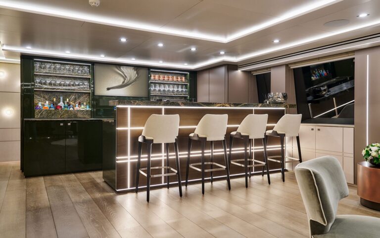 Sky Lounge Sit Up Bar