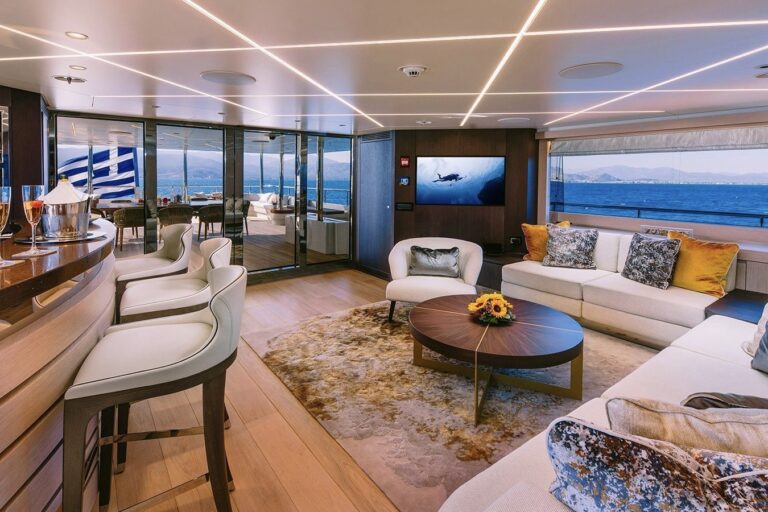 Upper Deck Salon And Bar