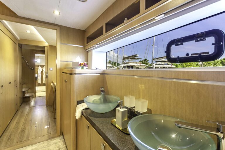 Sailing Catamaran ALLURE 64 Master En Suite