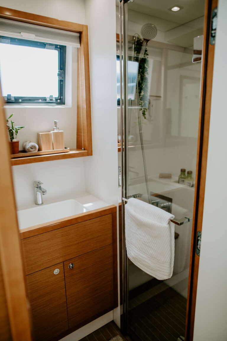 Sailing Catamaran EBB & FLOW En Suite