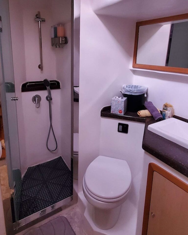 Sailing Catamaran MANNA En Suite