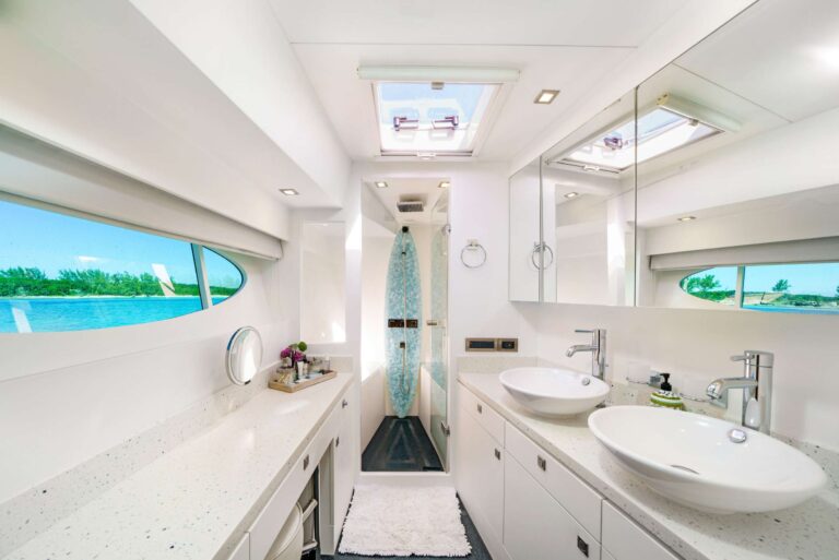 Motor Catamaran INDIGO En Suite