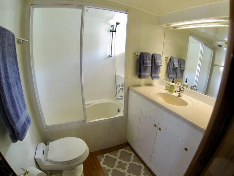 Motor Yacht MCGREGOR III Master Bath
