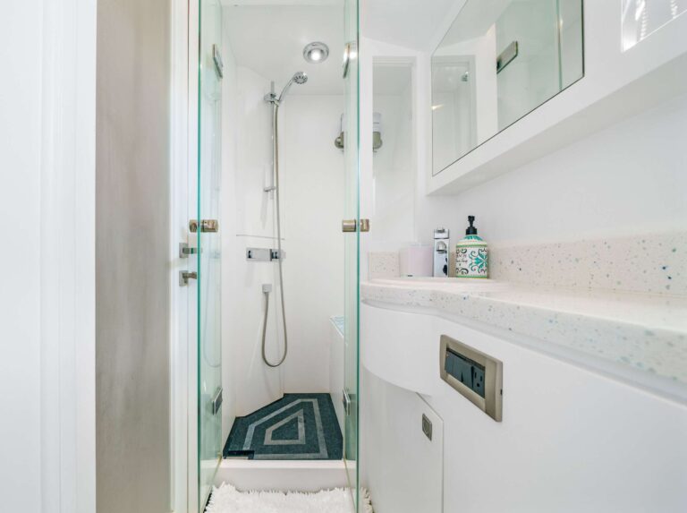 Motor Catamaran INDIGO En Suite