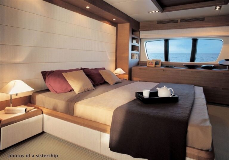 The 30m Yacht CRYSTAL