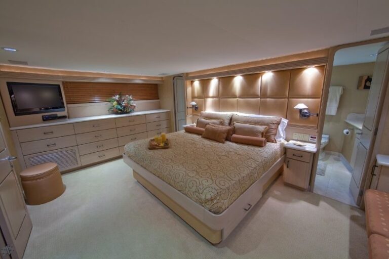The 30m Yacht GOLDEN TOUCH