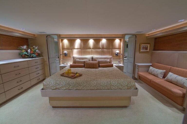 The 30m Yacht GOLDEN TOUCH