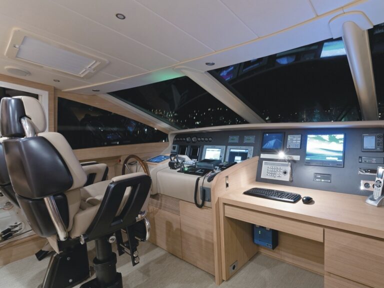The 30m Yacht HUMMINGBIRD