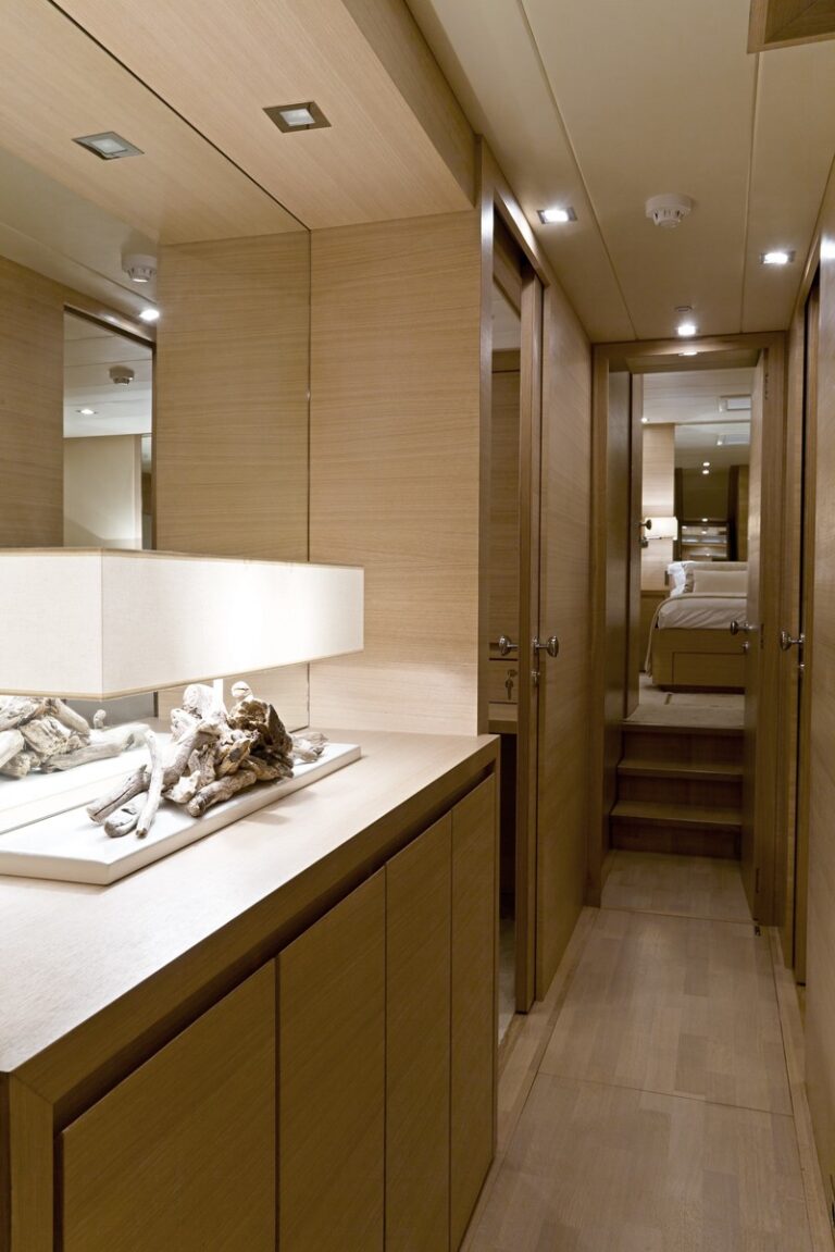The 30m Yacht HUMMINGBIRD