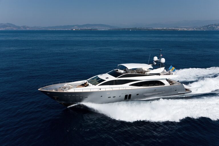 The 30m Yacht HUMMINGBIRD
