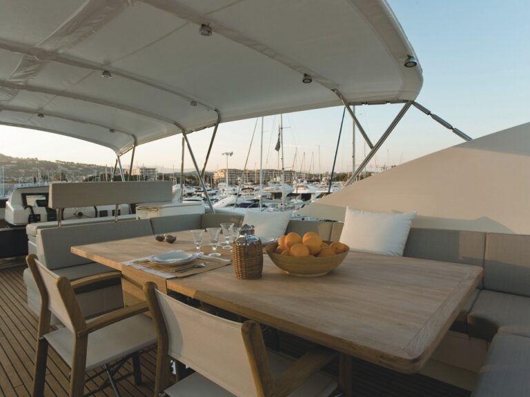 The 30m Yacht HUMMINGBIRD
