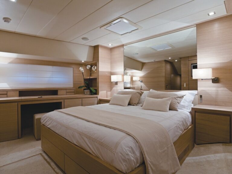 The 30m Yacht HUMMINGBIRD