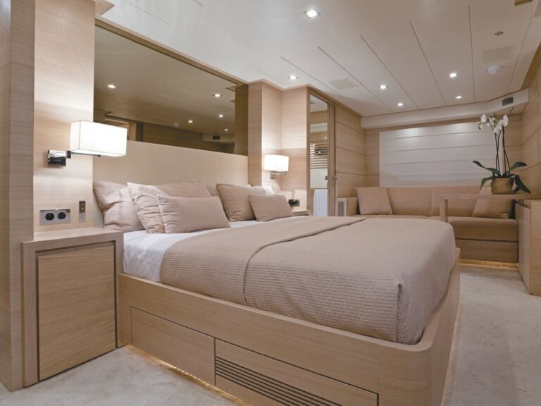 The 30m Yacht HUMMINGBIRD