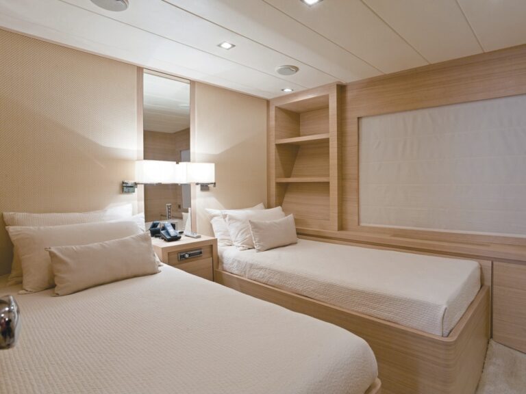 The 30m Yacht HUMMINGBIRD