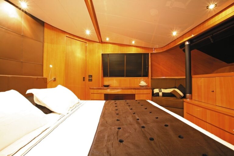 The 30m Yacht LADY LUCK