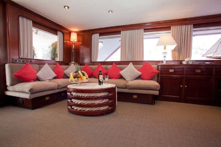 The 30m Yacht LADY ROXANNE