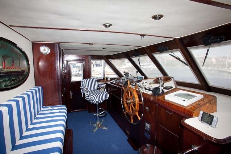 The 30m Yacht LADY ROXANNE