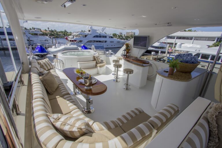 The 30m Yacht LIMITLESS