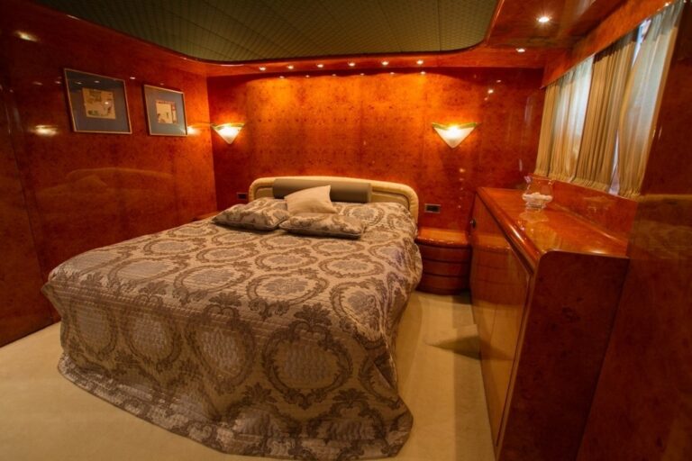 The 30m Yacht MISS CANDY