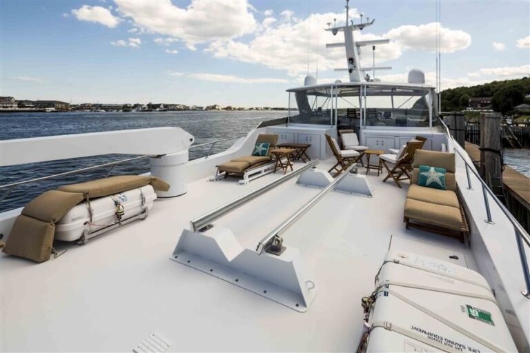 The 30m Yacht NICOLE EVELYN