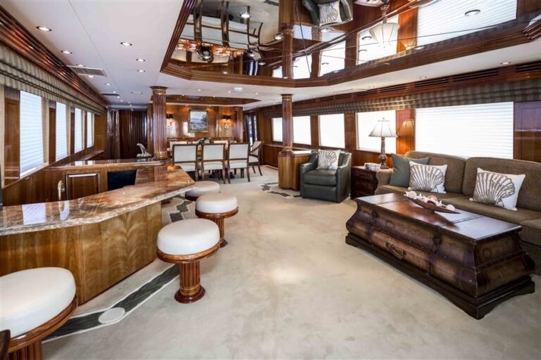 The 30m Yacht NICOLE EVELYN