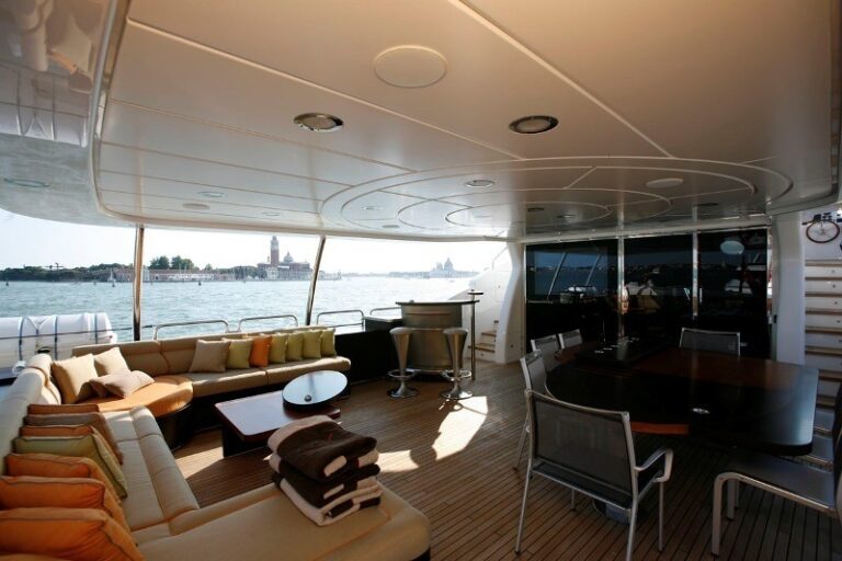 The 30m Yacht QUID PRO QUO