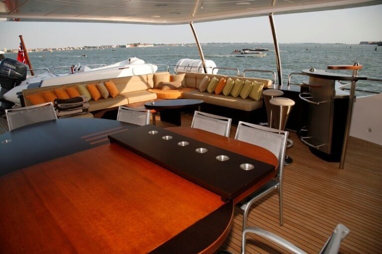 The 30m Yacht QUID PRO QUO