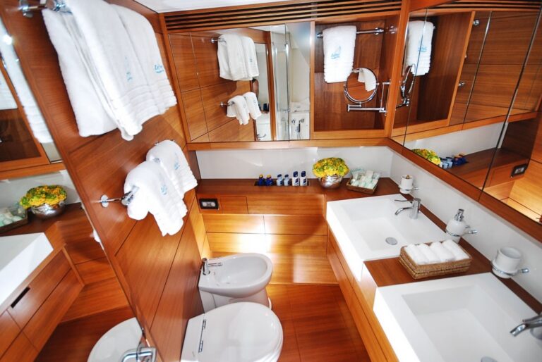 The 30m Yacht ZEFIRO