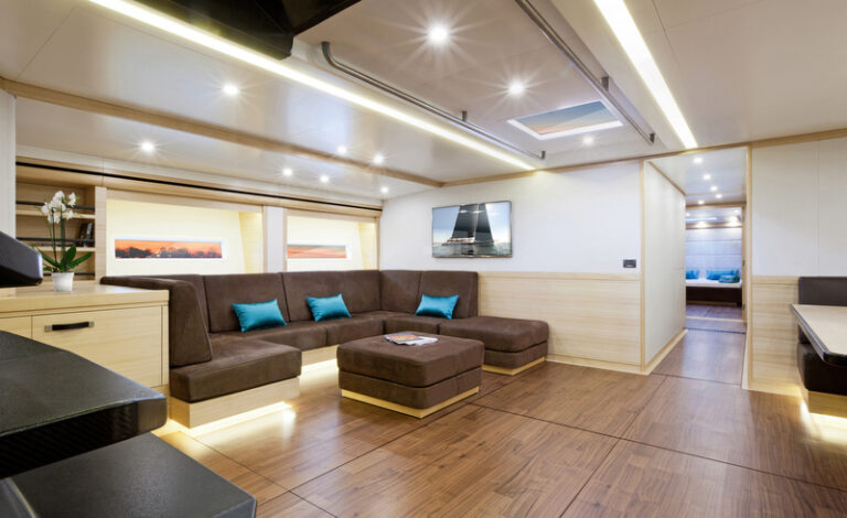 30m luxury yacht Hamilton - Saloon-001